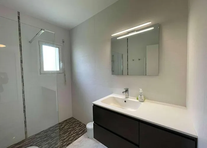 4 Pieces Avec Piscine - Proche - - Fr-1-224c-214 *